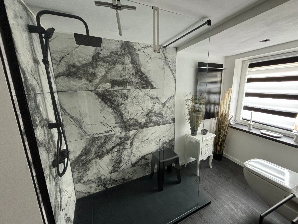 Bad 600 Glasheizungen eine als Hanttuchtrockner